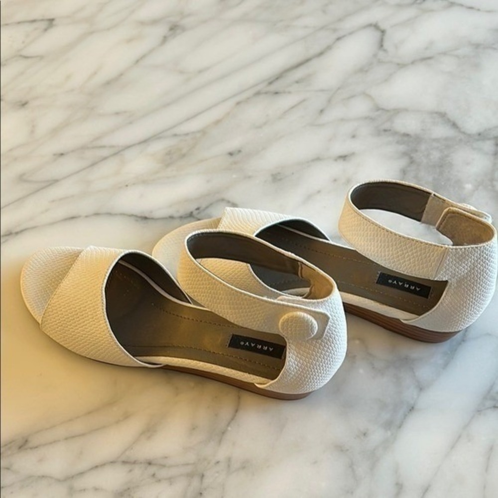 NWT Array Havana Womens White Wedge Sandals 8N Ankle Strap Snakeskin Textured